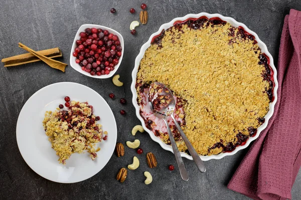 Crumble Pie Cranberries Lingonberries White Bowl Dark Background Decorated Red — 스톡 사진