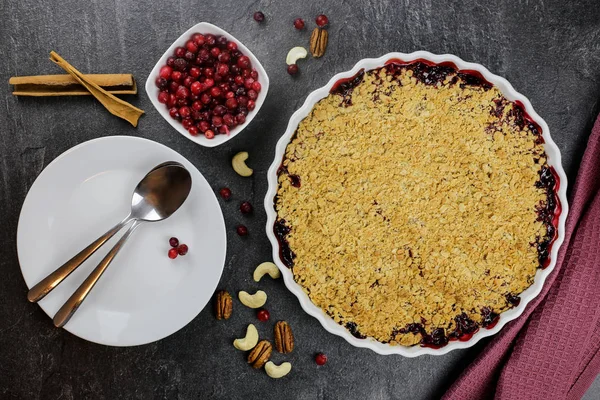 Crumble Pie Cranberries Lingonberries White Bowl Dark Background Decorated Red — 스톡 사진