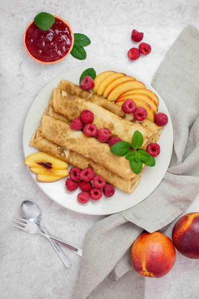 Crepes Tenké Palačinky Malinami Broskvemi Máta Marmeláda Talíři Světlé Pozadí — Stock fotografie