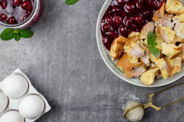 Kaiserschmarren ya da Kaiserschmarrn, krema, vişne sosu ya da grutze reçeli içeren geleneksel Avusturya ya da Alman tatlı krep tatlısıdır. Üst Manzara. Boşluğu kopyala.
