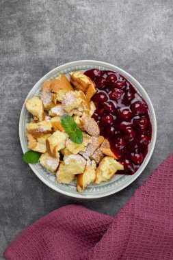 Kaiserschmarren ya da Kaiserschmarrn, krema, vişne sosu ya da grutze reçeli içeren geleneksel Avusturya ya da Alman tatlı krep tatlısıdır. Üst görünüm. 