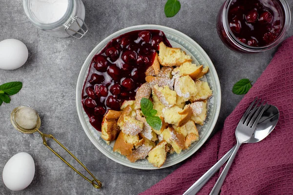 Kaiserschmarren nebo Kaiserschmarrn je tradiční rakouský nebo německý sladký dezert s ledovým cukrem a bobulemi, třešňovou omáčkou nebo rote grutze džemem. Horní pohled. — Stock fotografie