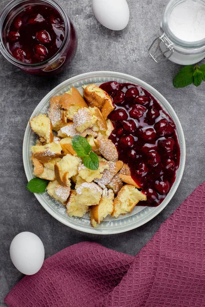 Kaiserschmarren nebo Kaiserschmarrn je tradiční rakouský nebo německý sladký dezert s ledovým cukrem a bobulemi, třešňovou omáčkou nebo rote grutze džemem. Horní pohled. — Stock fotografie