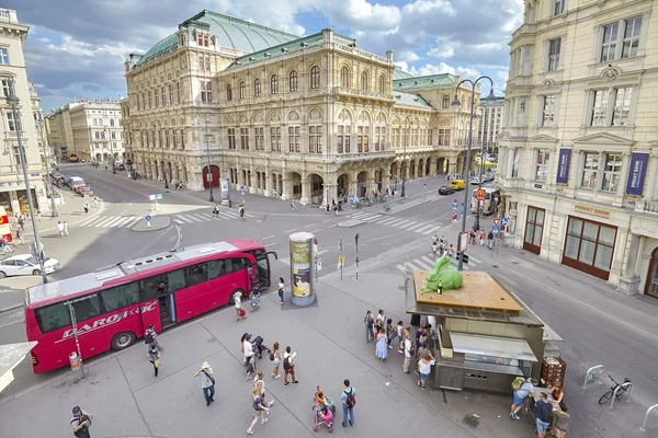 Turist-buss parkerad vid Albertinaplatz, upptagen street i Vienna downtown. — Stockfoto