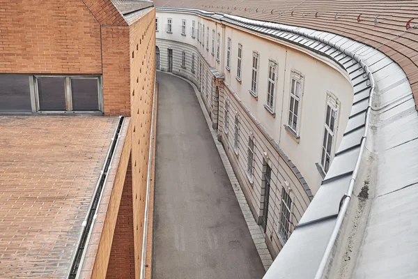En hög vinkel syn på smala tomma gatan i Wien. — Stockfoto