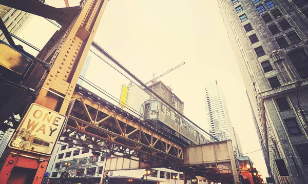 Retro gestileerde weergave van Chicago straat met metro. — Stockfoto