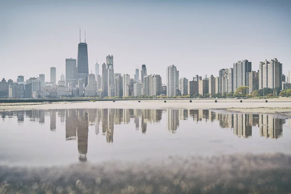 Retro filme antigo estilizado skyline da cidade de Chicago refletido na poça — Fotografia de Stock