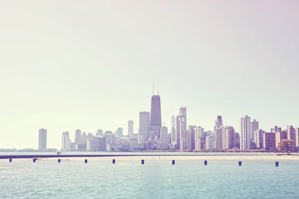 Retro tonas Chicago city skyline och Lake Michigan. — Stockfoto