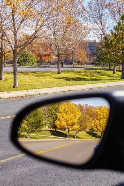 Arbres d'automne reflétés dans le miroir d'aile de voiture . — Photo