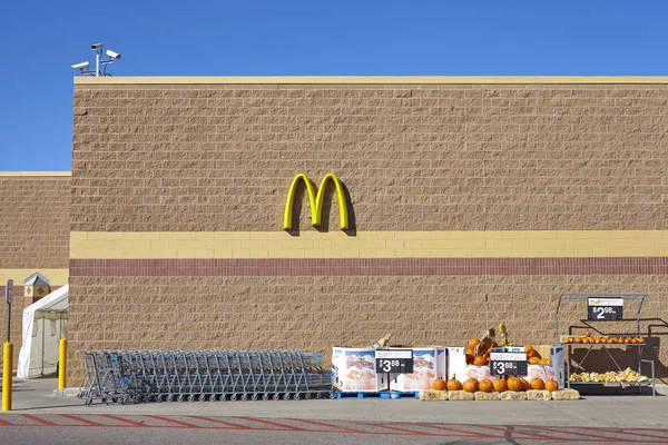 Снаружи магазина Walmart с логотипом McDonald 's . — стоковое фото