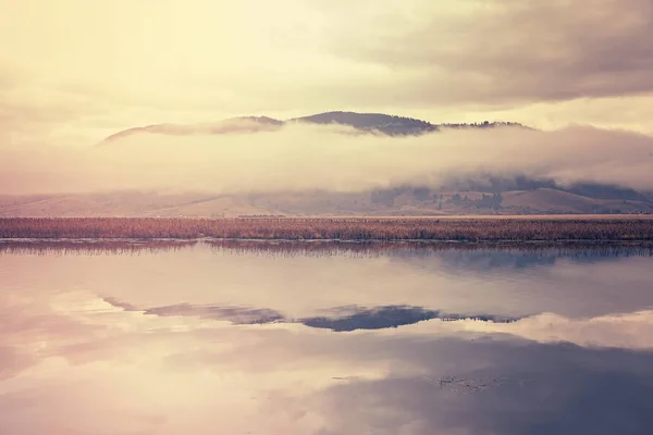Retro tónovaný mlhavé ráno nad jezerem v Grand Teton National Park — Stock fotografie