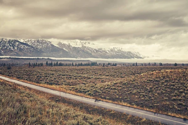 Vintage gestileerde schilderachtige weg in het Nationaal Park Grand Teton. — Stockfoto