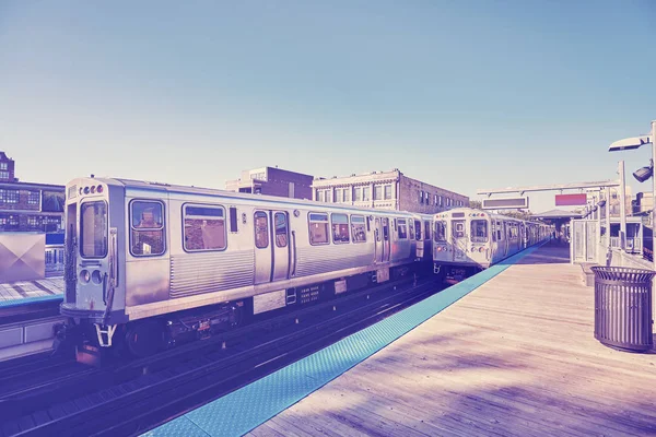 Винтажные поезда метро на платформе в Чикаго . — стоковое фото