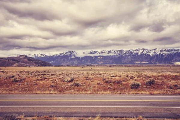 Vintage gestemde schilderachtige weg in de Grand Teton National Park, Verenigde Staten. — Stockfoto