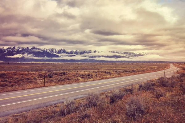 Vintage gestileerde schilderachtige weg in het Nationaal Park Grand Teton. — Stockfoto