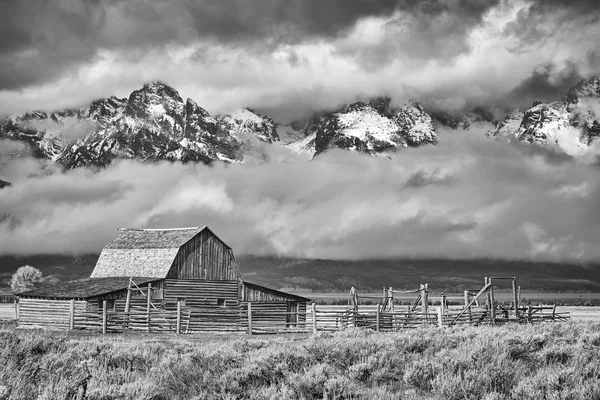 Black and white Teton mountain range with Moulton Barn in Grand Teton National Park. — Stock Photo, Image