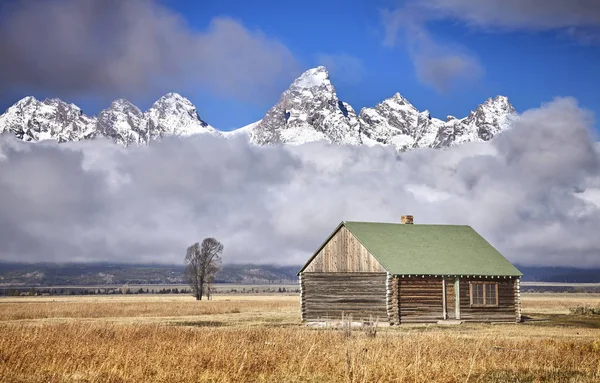 Cordillera de Teton con Moulton Barn en el Grand Teton Nation Park . — Foto de Stock