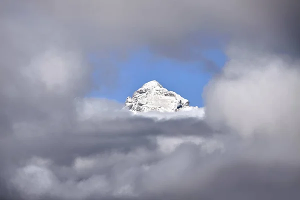 Grand teton peak in cloud frame, wyoming, Vereinigte Staaten — Stockfoto