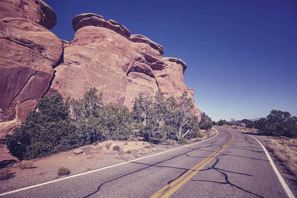 Retro toned scenic road, travel concept background. — Stock Photo, Image