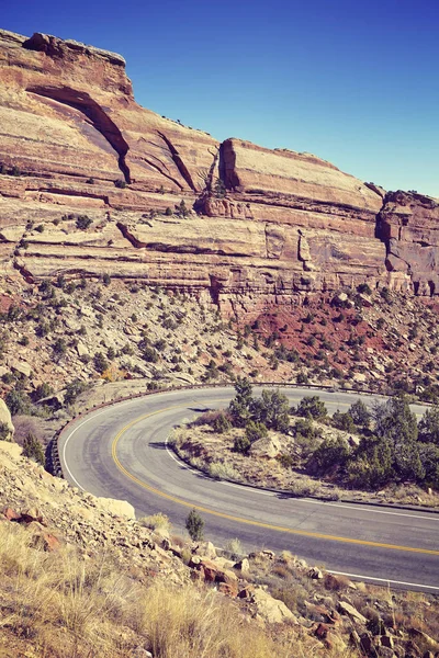 Vintage toned scenic curved road, travel concept background. — Stock Photo, Image