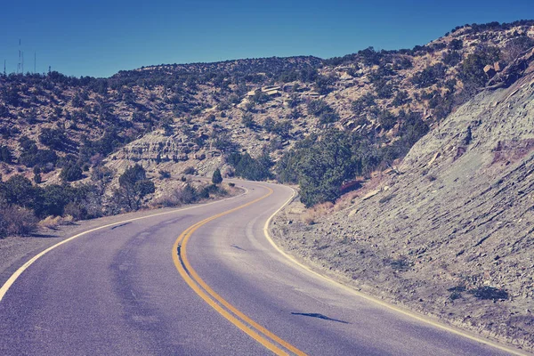 Vintage toned scenic curved road, travel concept background. — Stock Photo, Image