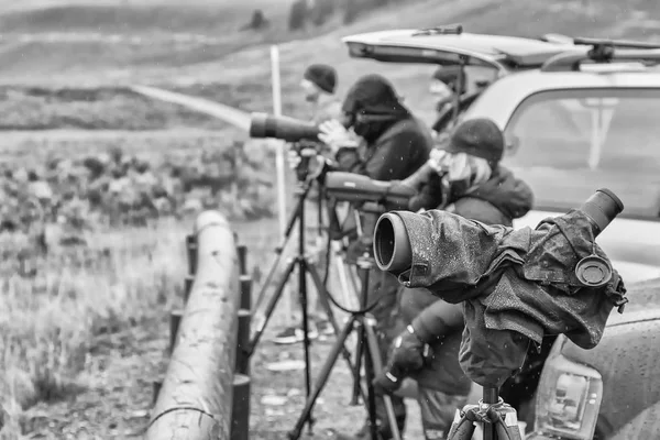 Yağmurlu bir günde yaban hayatı izleyici tarafından kullanılan bir Teleskobu fotoğrafı siyah-beyaz. — Stok fotoğraf