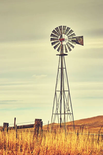 Torre de molino de viento tonificado vintage, símbolo americano del oeste salvaje . — Foto de Stock