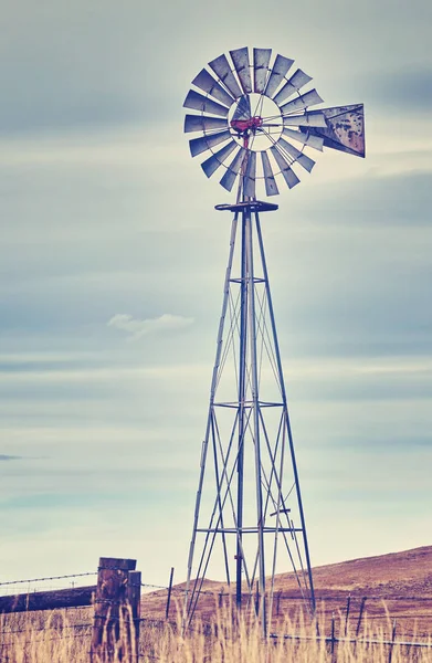 Vintage yel değirmeni kule, Amerikan vahşi batı sembolü tonda. — Stok fotoğraf