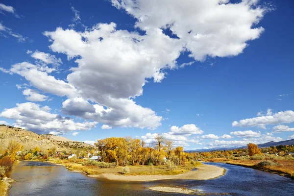 Mooie herfst landschap met Eagle River, Verenigde Staten. — Stockfoto