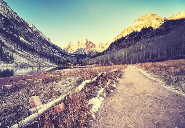 Vintage afgezwakt pad naar Maroon klokken bij zonsopgang, Colorado, Usa — Stockfoto