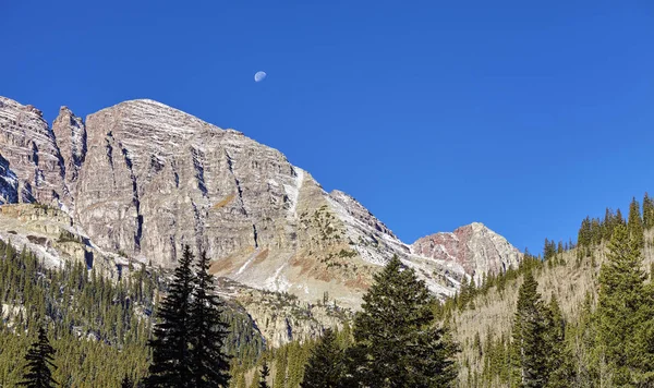 Maroon Bells bergketen met maan hierboven, Verenigde Staten. — Stockfoto