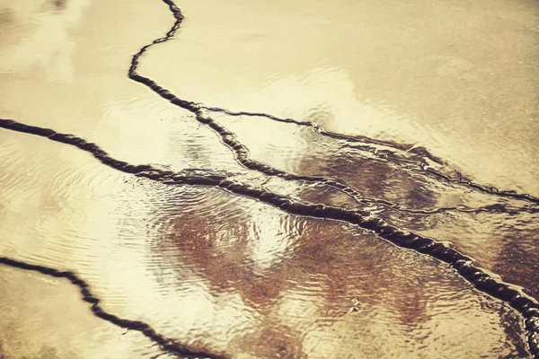 Abstrakter verschwommener Hintergrund aus Wasseroberfläche. — Stockfoto