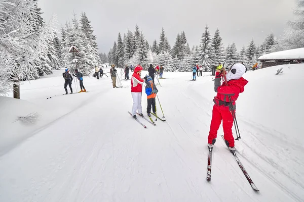 İkinci el kayakçı yollarının kavşak üzerinde dinlenme. — Stok fotoğraf