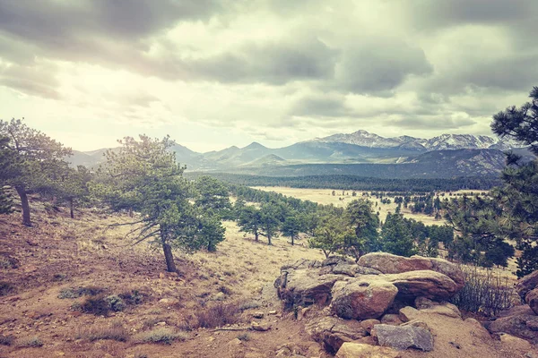 Färgen tonas klippiga bergen landskap, Colorado, Usa. — Stockfoto