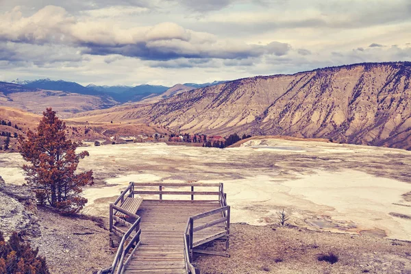 Farbgefärbte heiße Quellen im Yellowstone-Nationalpark. — Stockfoto