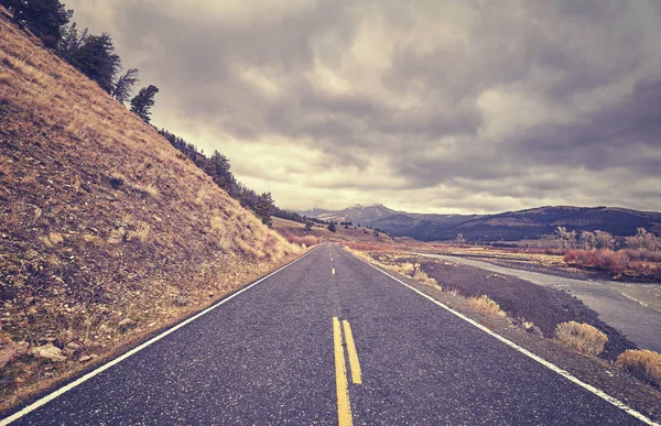 Vintage toned scenic road with stormy clouds, travel concept — Stock Photo, Image