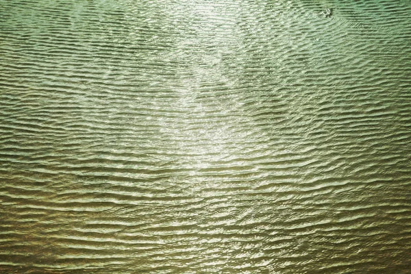 Fundo natural abstrato verde feito de ondas borradas — Fotografia de Stock