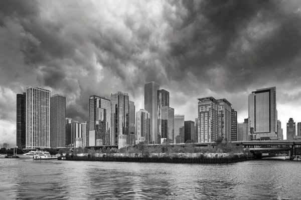 Siyah-beyaz fotoğrafa Chicago downtown yağmurlu bir gün. — Stok fotoğraf
