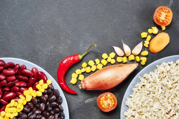 Gekochte rote und schwarze Bohnen mit Reis und Gemüse. — Stockfoto