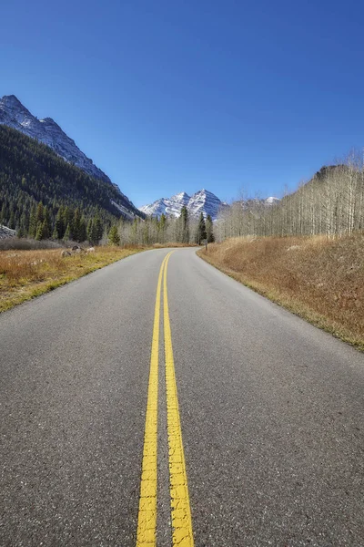 Scenic mountain road, Maroon Bells in distance. — Stock Photo, Image