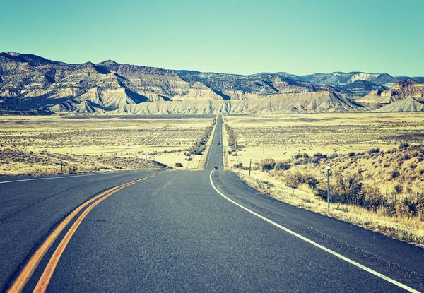 Retro old film stylized asphalt road, travel concept, USA — Stock Photo, Image