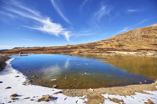 Självständighet Pass berglandskap med sjön och blå himmel. — Stockfoto