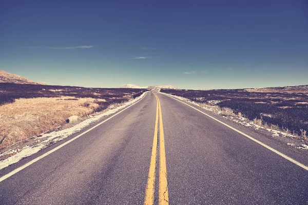 Color tonificado montaña asfalto carretera, concepto de viaje — Foto de Stock