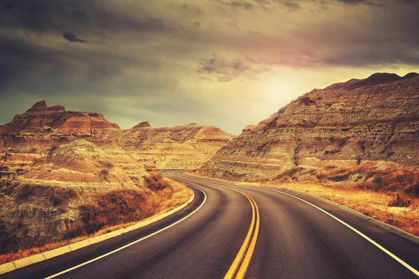 Strada panoramica al tramonto, foto a colori tonica . — Foto Stock