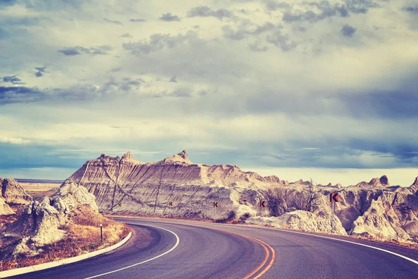 Estrada cênica tonificada vintage no Badlands National Park, EUA . — Fotografia de Stock