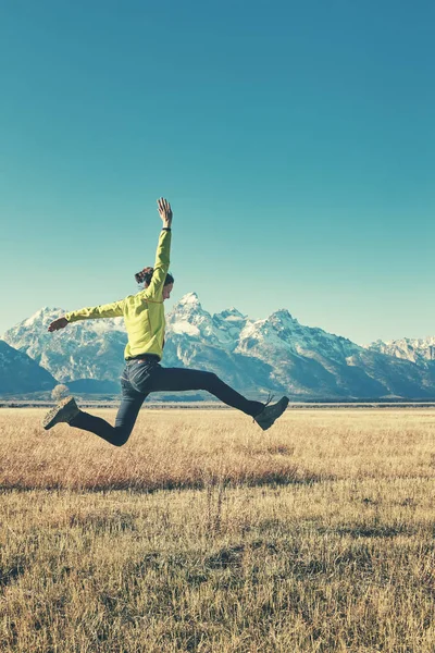 Imagen estilizada retro de una joven feliz saltando . — Foto de Stock