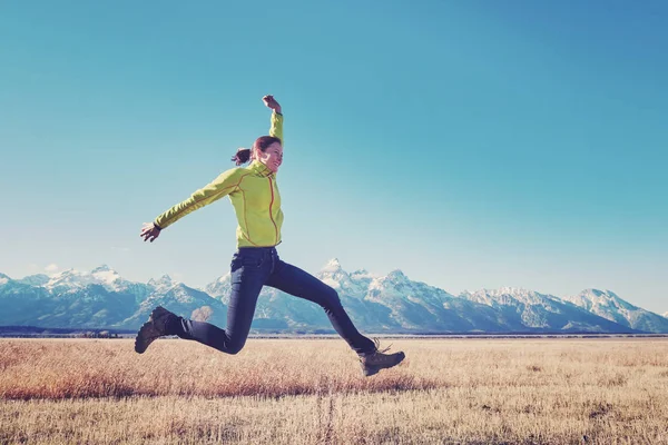 Imagen estilizada retro de una joven feliz saltando . —  Fotos de Stock