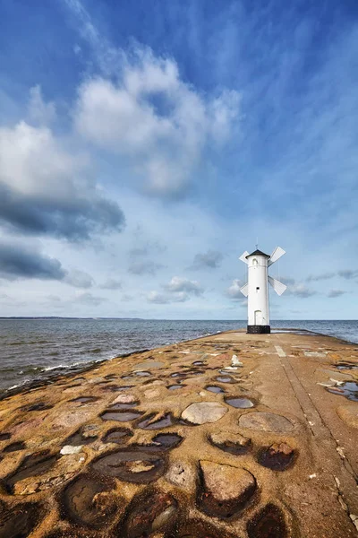 Egy régi fehér világítótorony, Swinoujscie, Lengyelország — Stock Fotó