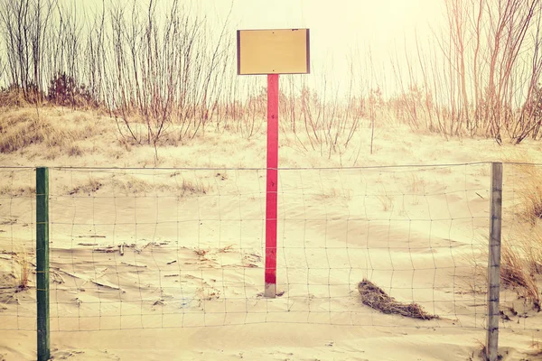 Logga på stranden sanddyn, utrymme för text. — Stockfoto