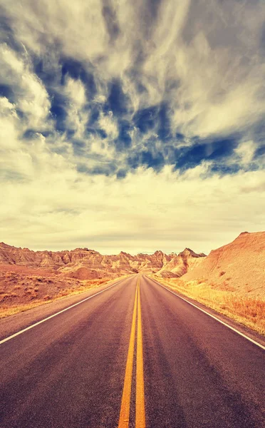 Vintage tonificado carretera del desierto escénico, concepto de viaje, EE.UU. — Foto de Stock